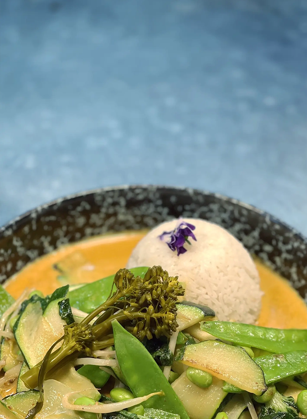 Abbildung: Rotes Curry mit Reis und saisonalem Gemüse
