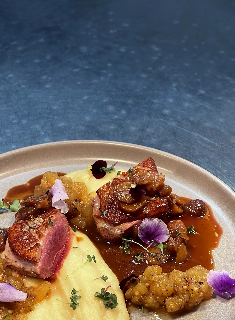 Abbildung: Rumpsteak mit Kartoffelbrei und Sud